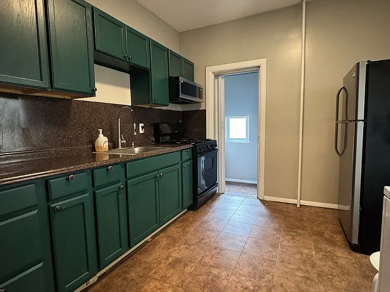 8XX S Alden St — Photo 15