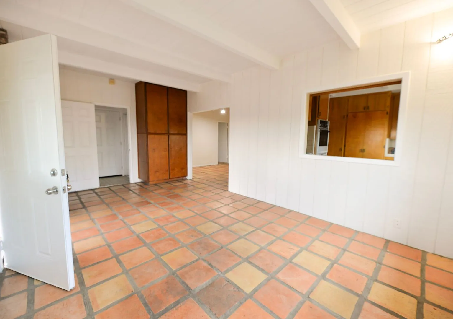 Charming Single Level 3 Bedroom 2 Bath Home perched on hill! — Photo 4