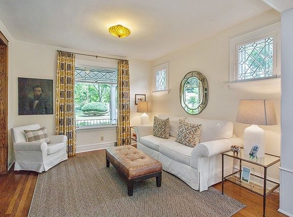 4th image of 302 N Bothwell St