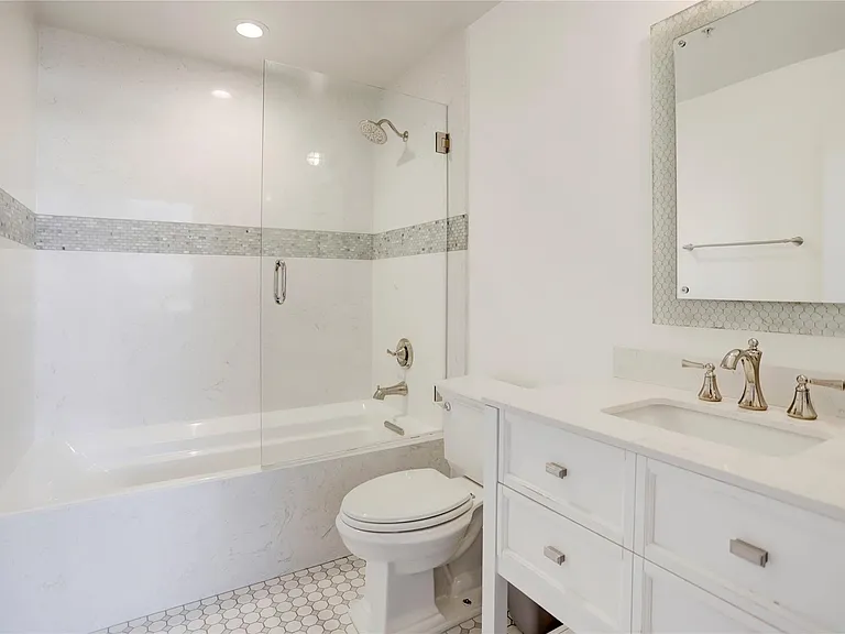 204 Travis St #4D — Photo 8