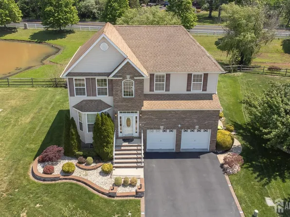 32 Carnation Rd, Monroe Township, NJ 08831