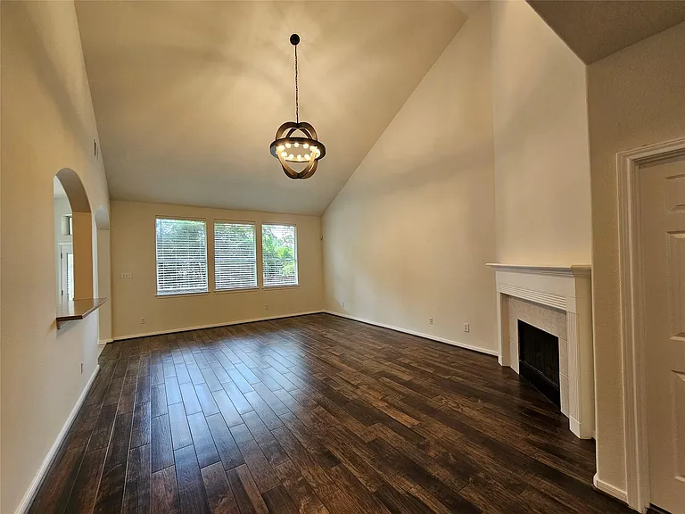 98 W Knightsbridge Dr — Photo 4