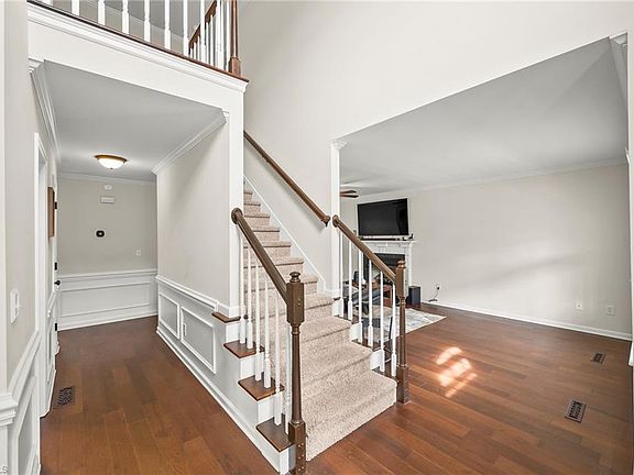 4th image of 1060 Wellesley Place Dr