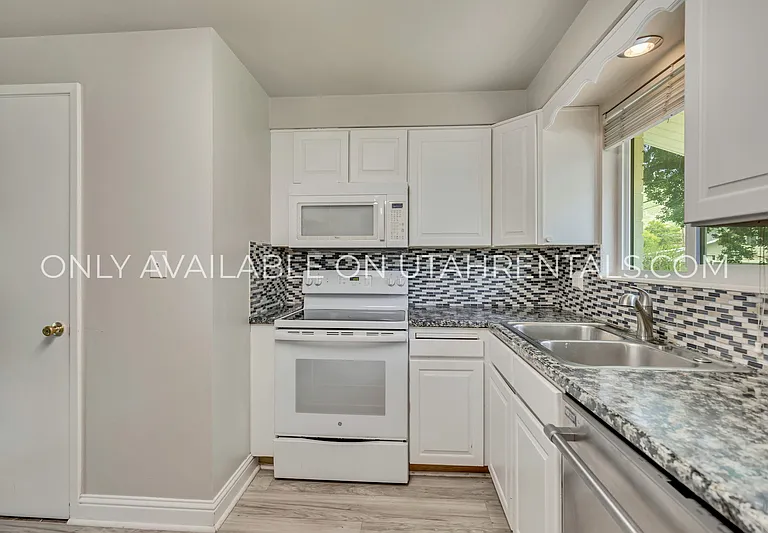 786 E 350 N — Photo 9