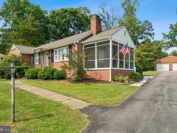 3rd image of 1514 Woodside Dr