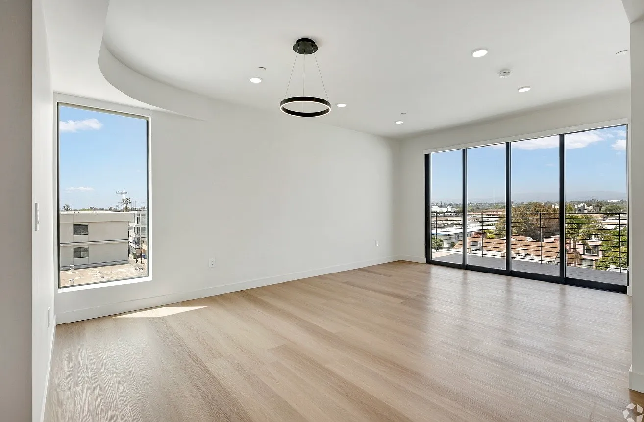 2 bed, 1000 sqft, $4,995 — Photo 1