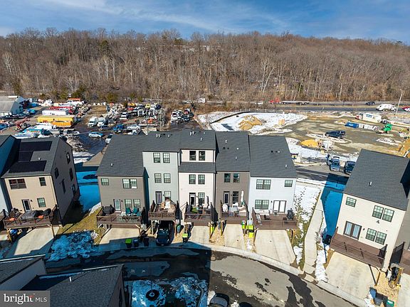 4th image of 1012 Alum Spring Rd