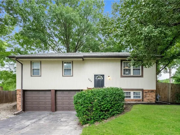 209 Valley Dr, Grain Valley, MO 64029
