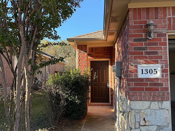 2nd image of 1305 Ravenwood Dr