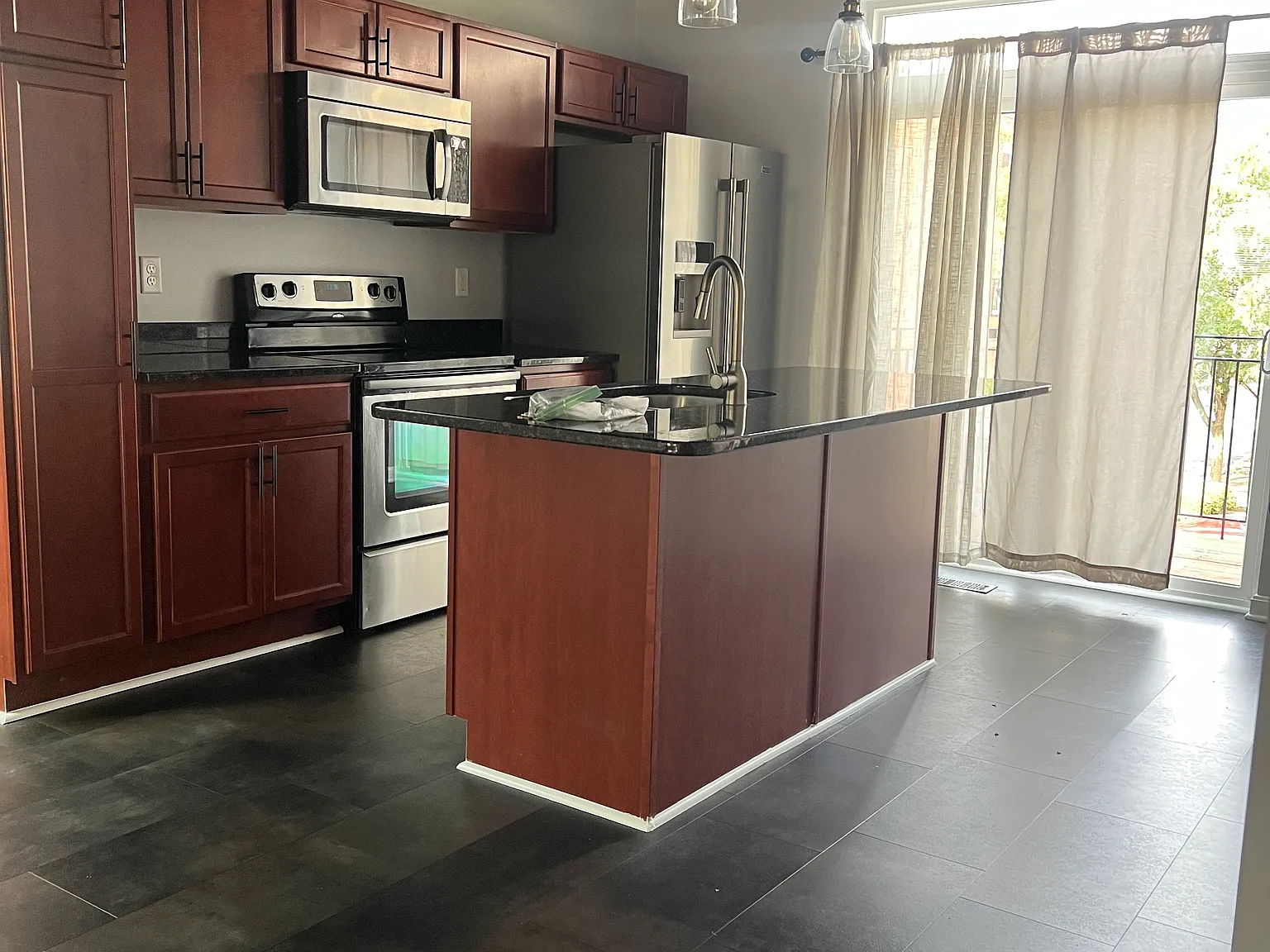 2 bed, 1.5 bath, 1216 sqft, $2,100 — Photo 2