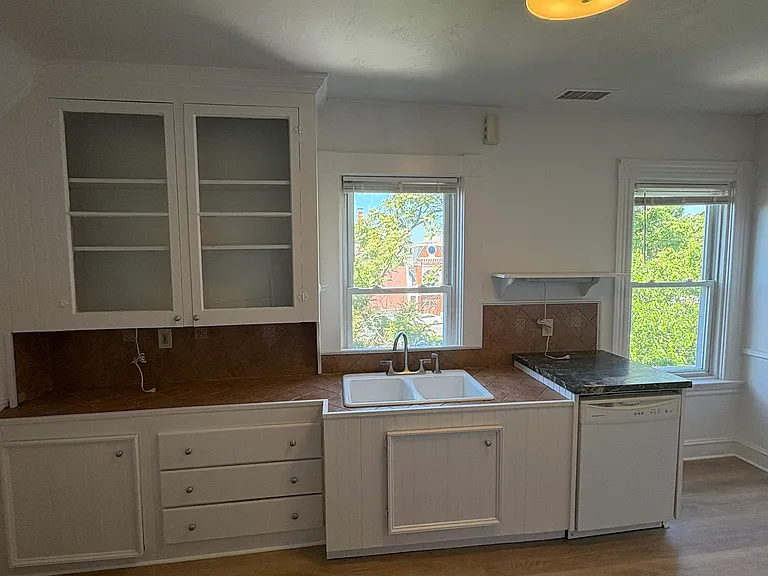 105 America St #3 — Photo 5