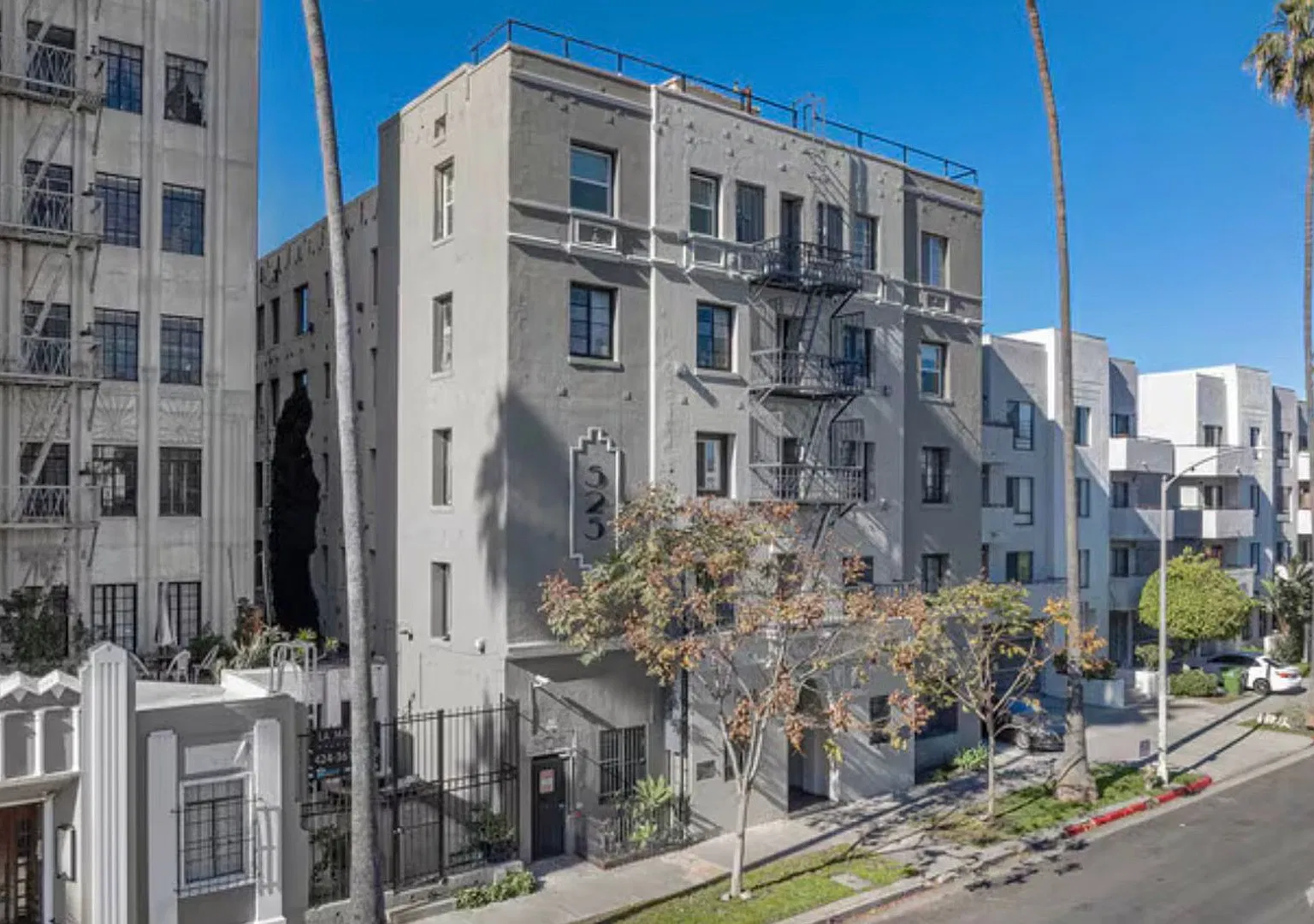 La Chandelle Apts...Charming building...Renovated Apartments Available...Hardwood Floors! — Photo 3