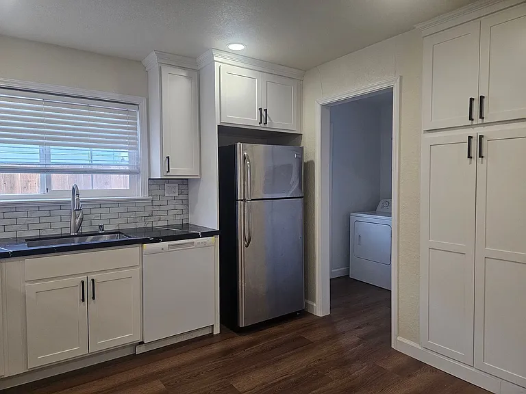 967 Kern St — Photo 3