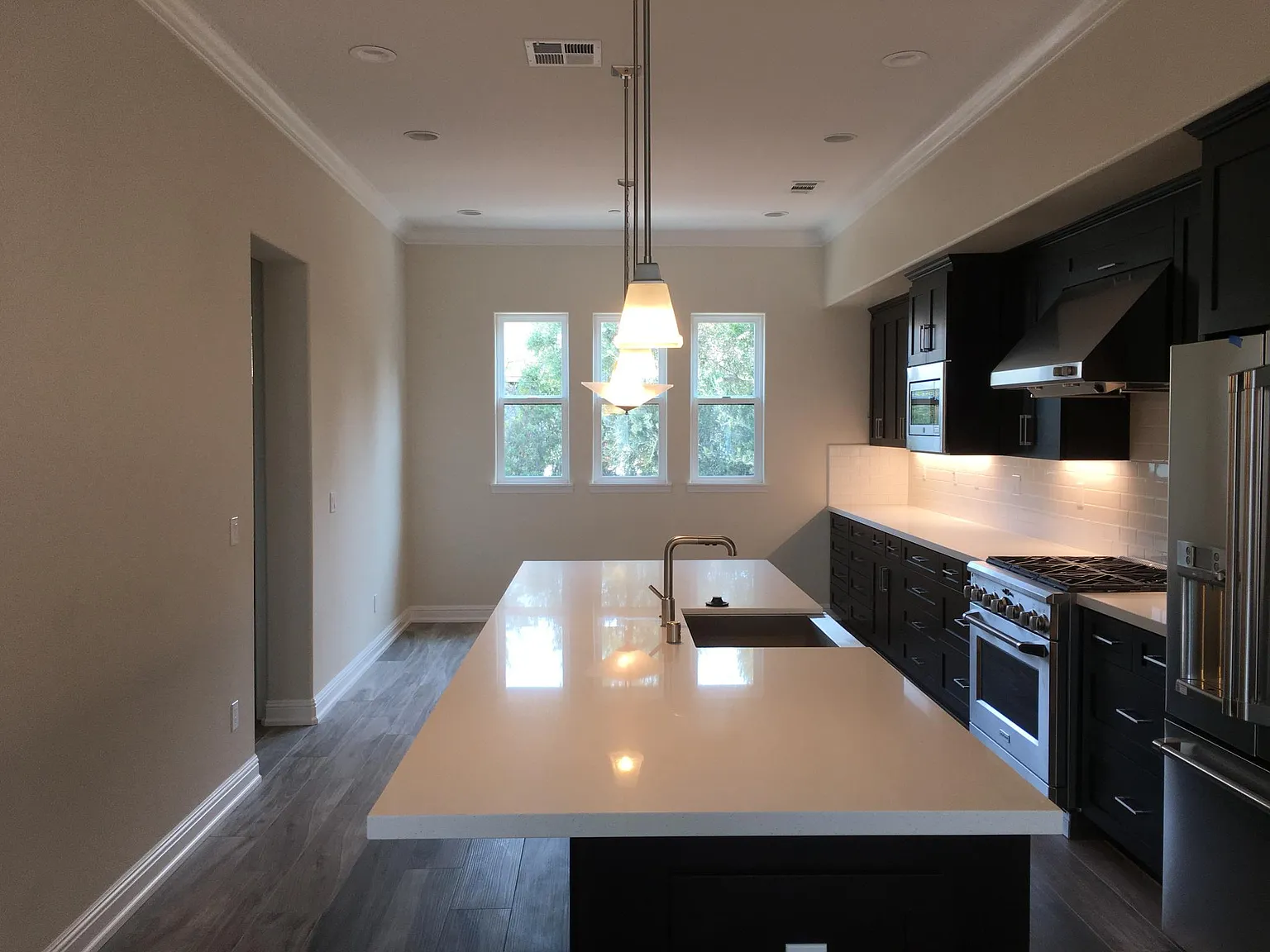 4 bed, 3.5 bath, 2027 sqft, $6,550 — Photo 3