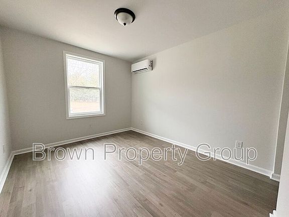 4th image of 215 Andy St