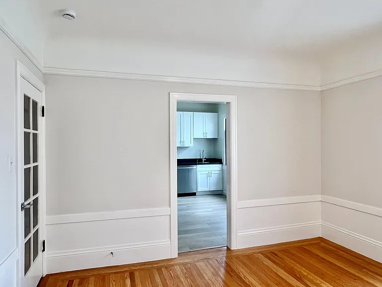 Top Floor 2br/1ba + Newly Renovated Unit! Parking! In-Unit Laundry! Progressive — Photo 10