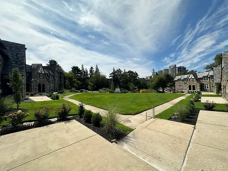Greenside Manor — Photo 26