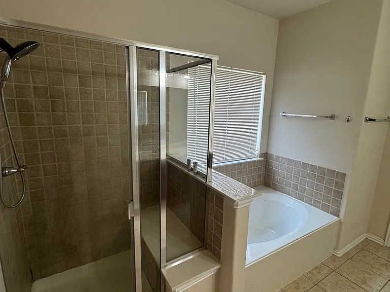 14927 Riverside Dr — Photo 15