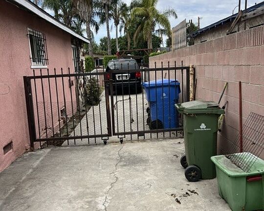 2nd image of 834 E 104th St