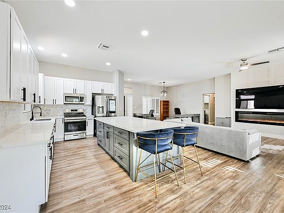 3rd image of 2821 Vista Butte Dr