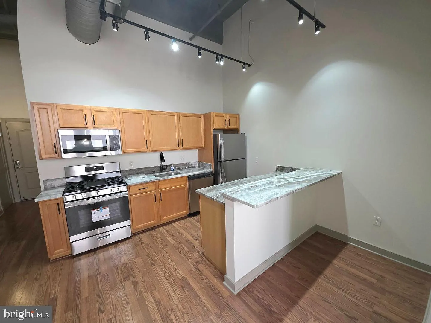1 bed, 1.0 bath, 734 sqft, $1,800 — Photo 4