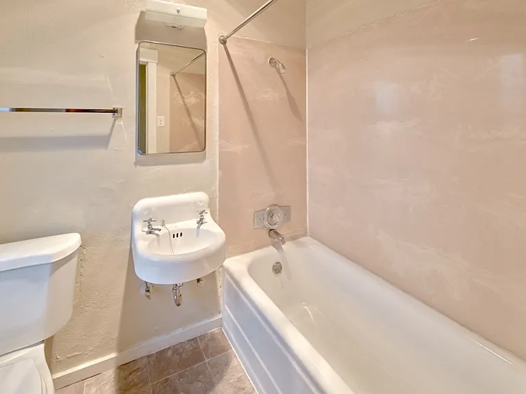 220 W Meeker St — Photo 6