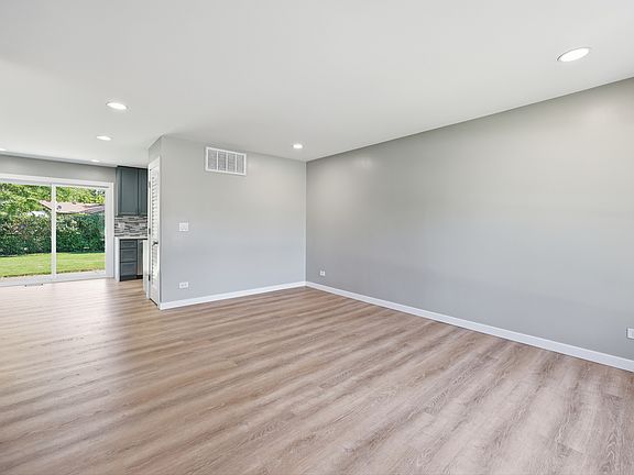 5th image of 372 Clearmont Dr