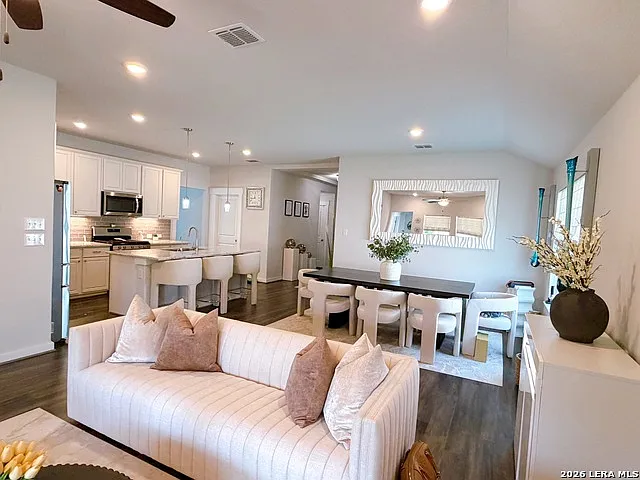 3834 Glenloch Way — Photo 3