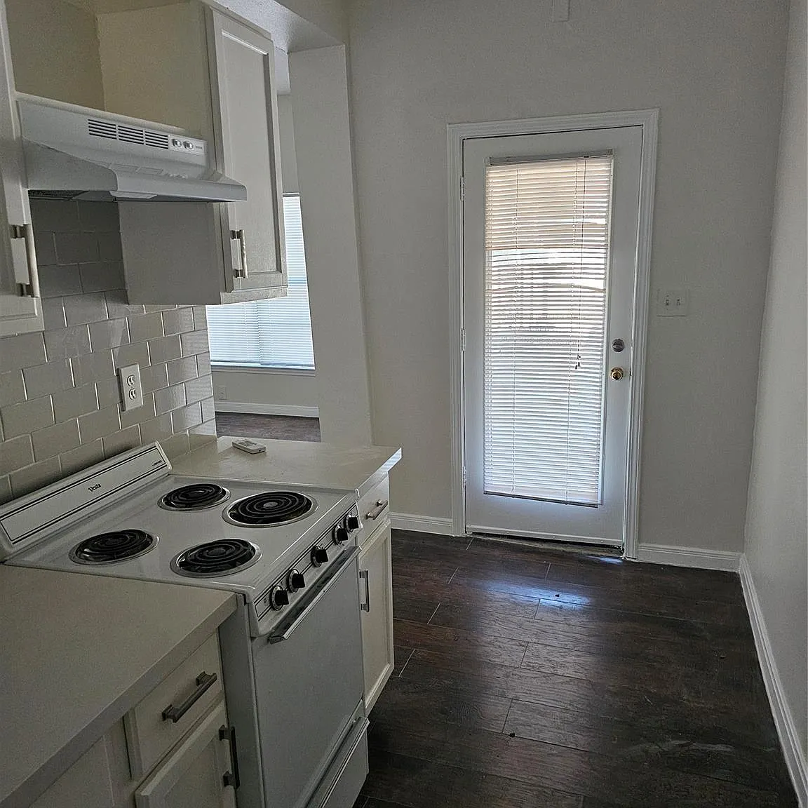 1 bed, 1.0 bath, 450 sqft, $900 — Photo 2