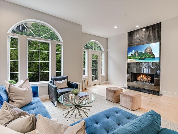 3rd image of 1529 Barton Springs Rd APT 13