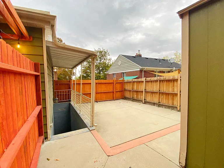 2111 S Wyoming St — Photo 2