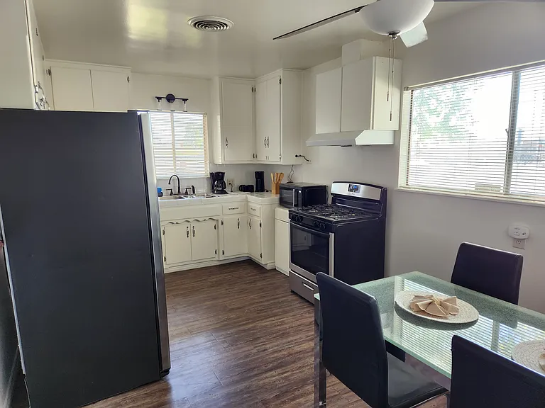 301 Sanford Dr — Photo 4