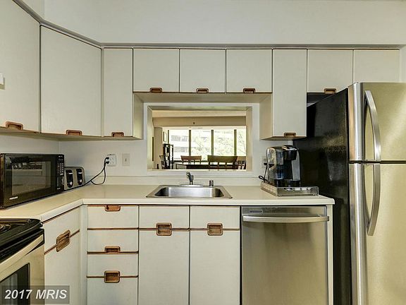 2nd image of 1805 Crystal Dr APT 316S