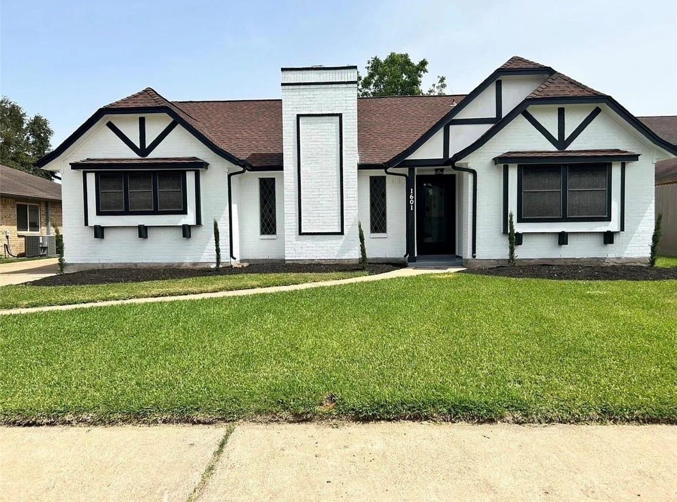 3 bed, 2.0 bath, 1908 sqft, $2,499 — Photo 1