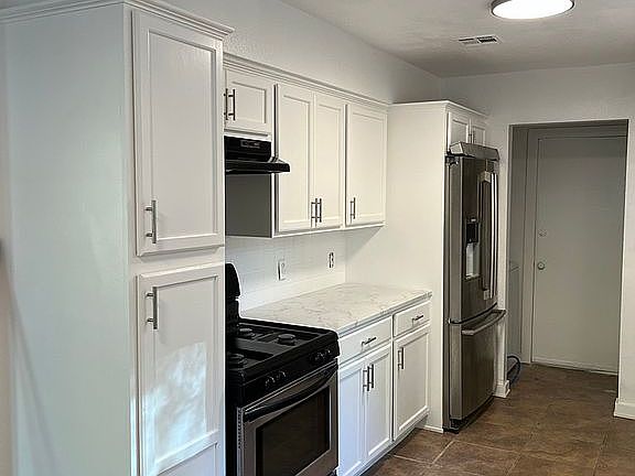 5th image of 1116 W Fredericksburg St