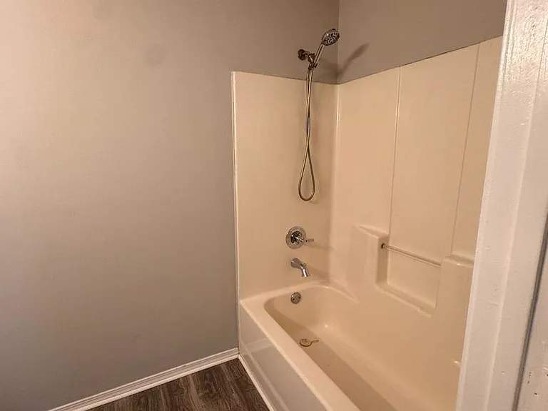 Valley View Apartments — Photo 58