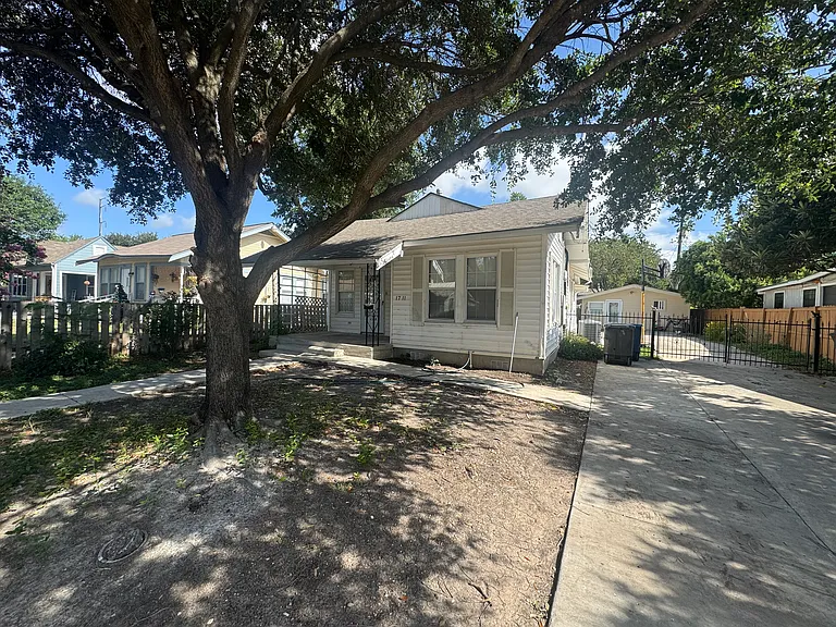 1711 Santa Barbara — Photo 1