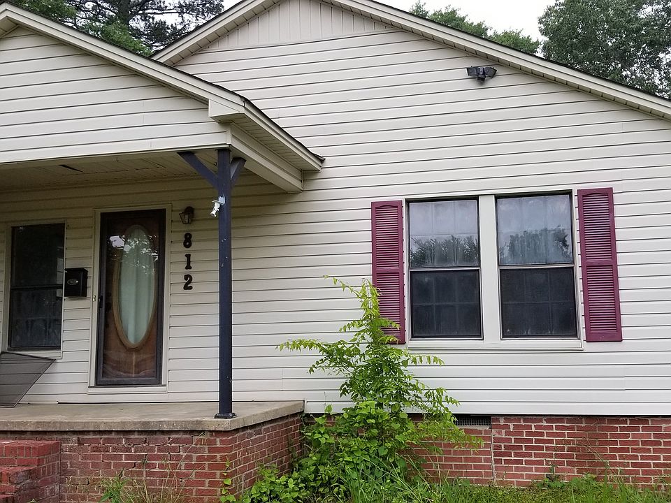 1st image of 812 E 6th St