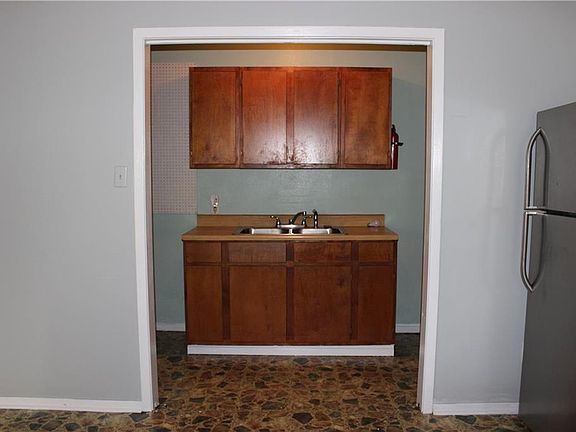 4th image of 1338 Logan Ave