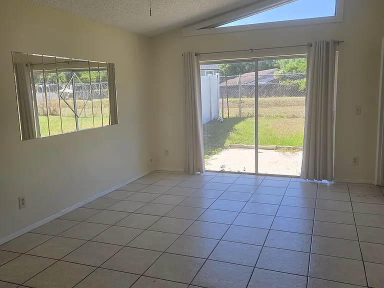 524 Madrigal Ct — Photo 2