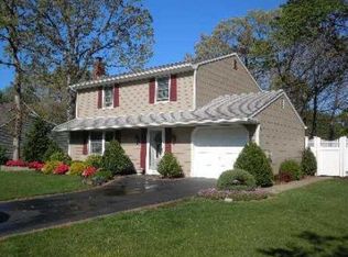 21 Cedar Ridge Dr, Ridge, NY 11961
