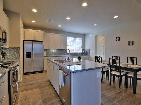 3rd image of 636 Montage Cir