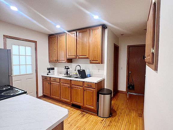 5th image of 1686 Randolph Ave