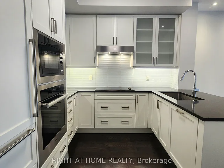 20 Fred Varley Dr #210 — Photo 15
