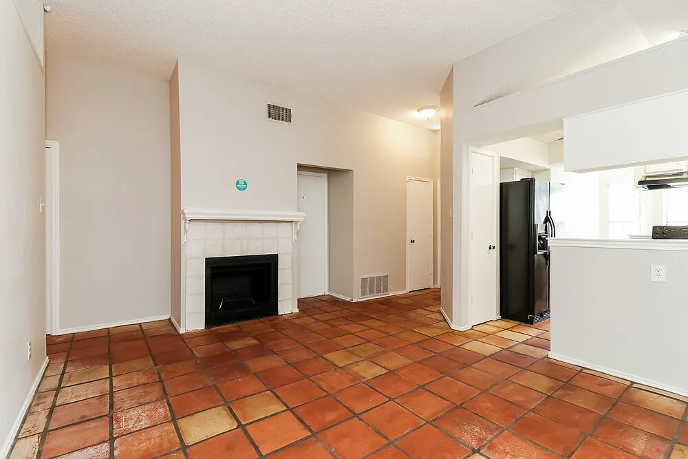 3 bed, 2.0 bath, 1149 sqft, $1,900 — Photo 3