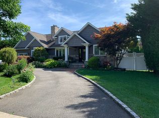 13 Lilac Dr, Syosset, NY 11791