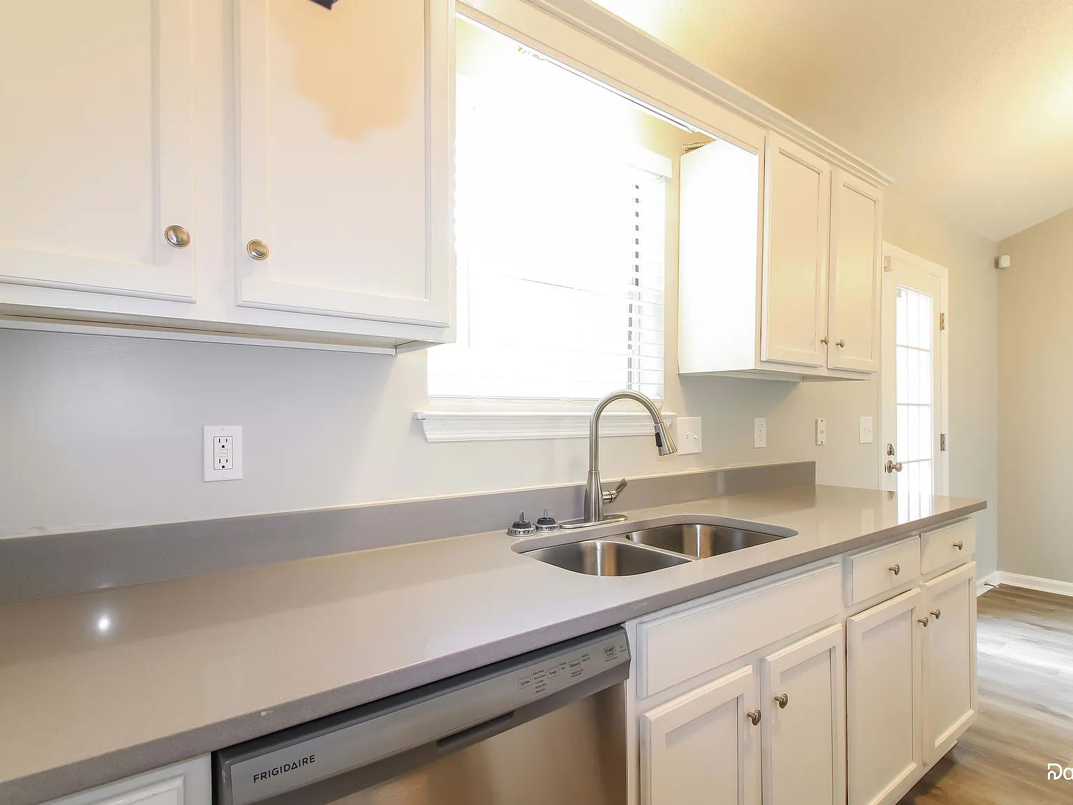 3 bed, 2.0 bath, 1079 sqft, $2,025 — Photo 4