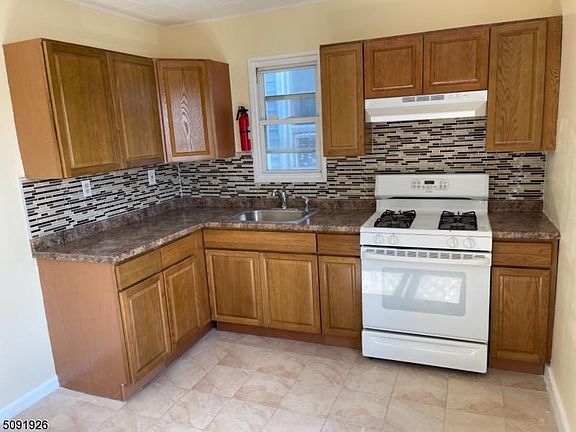 3rd image of 517 Summer Ave Floor 22
