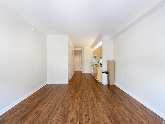 5th image of 140 S Van Ness Ave #335