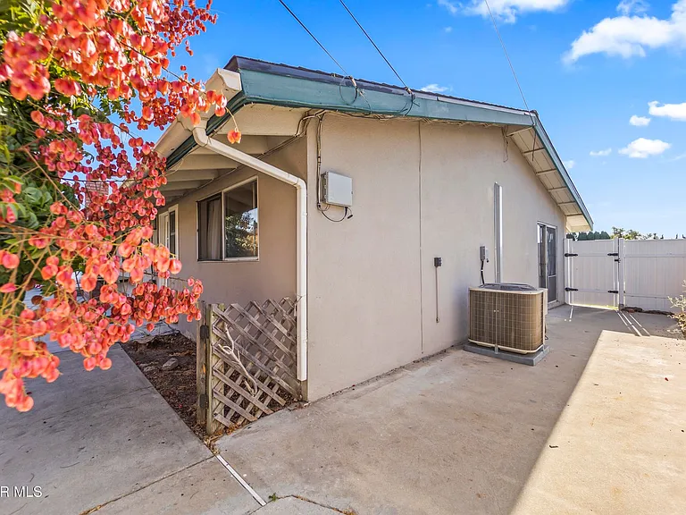1217 Coventry Dr — Photo 31